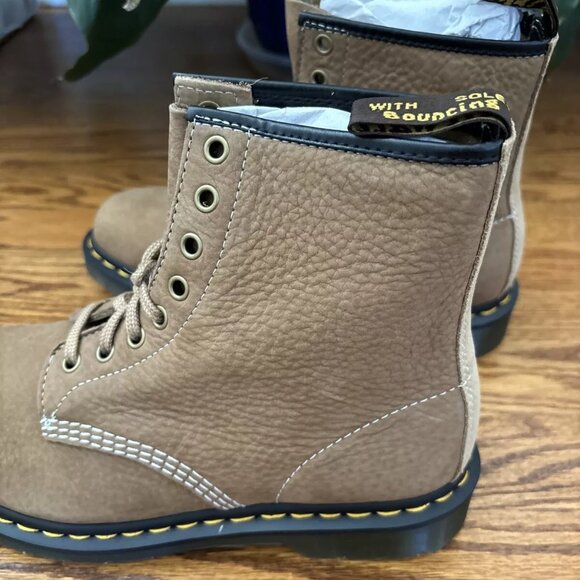 Dr. Doc Martens 1460 Savannah Tan Tumbled Nubuck Suede Boots Womens 8 - Picture 3 of 6